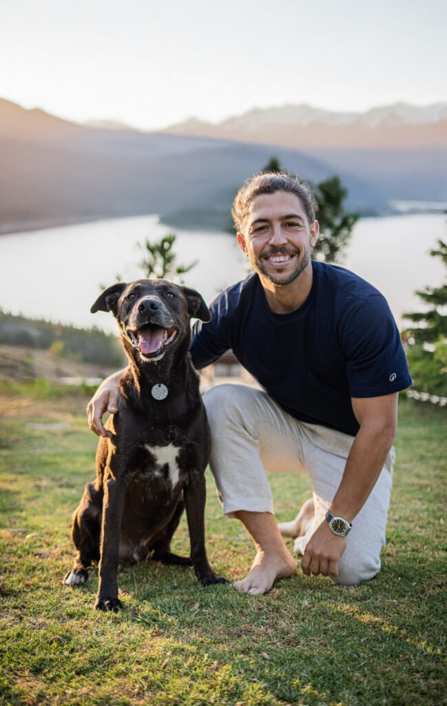 SOBRE MI 2 Fernando Arco de PNI Almería, mostrando la conexión entre un estilo de vida saludable y el bienestar integral en la naturaleza y con su perro.