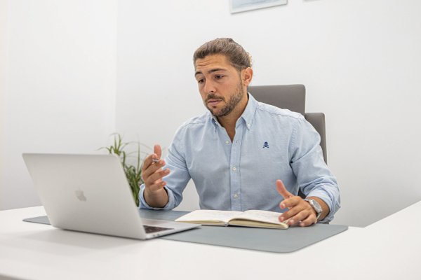 Fernando Arco, consultor PNI en Almería, en su consulta profesional.