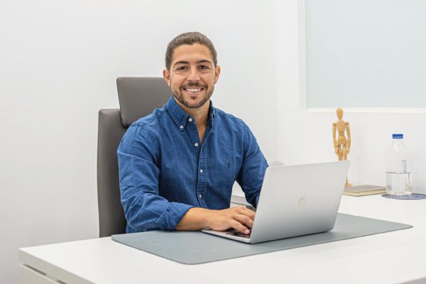 INICIO 2 Fernando Arco, consultor PNI en Almería, en su consulta profesional.